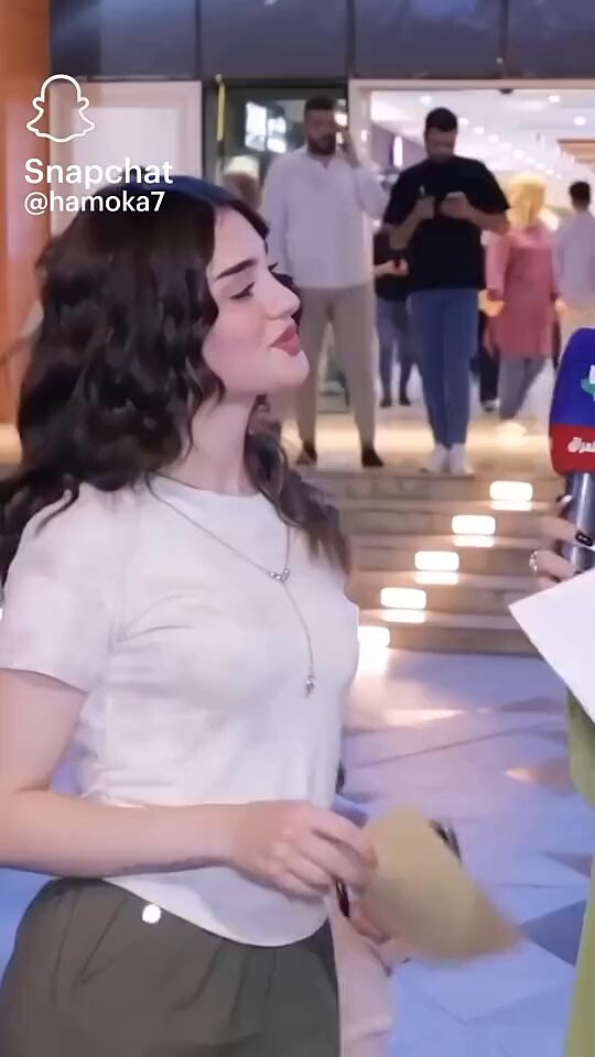 المذيعه تسئلها انتي مرتبطه يعني هاذي الاسئله صارت شي عادي وامام الناس في واقعنا …